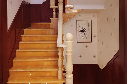 普兰店中式别墅室内汉白玉石楼梯的定制安装装饰效果